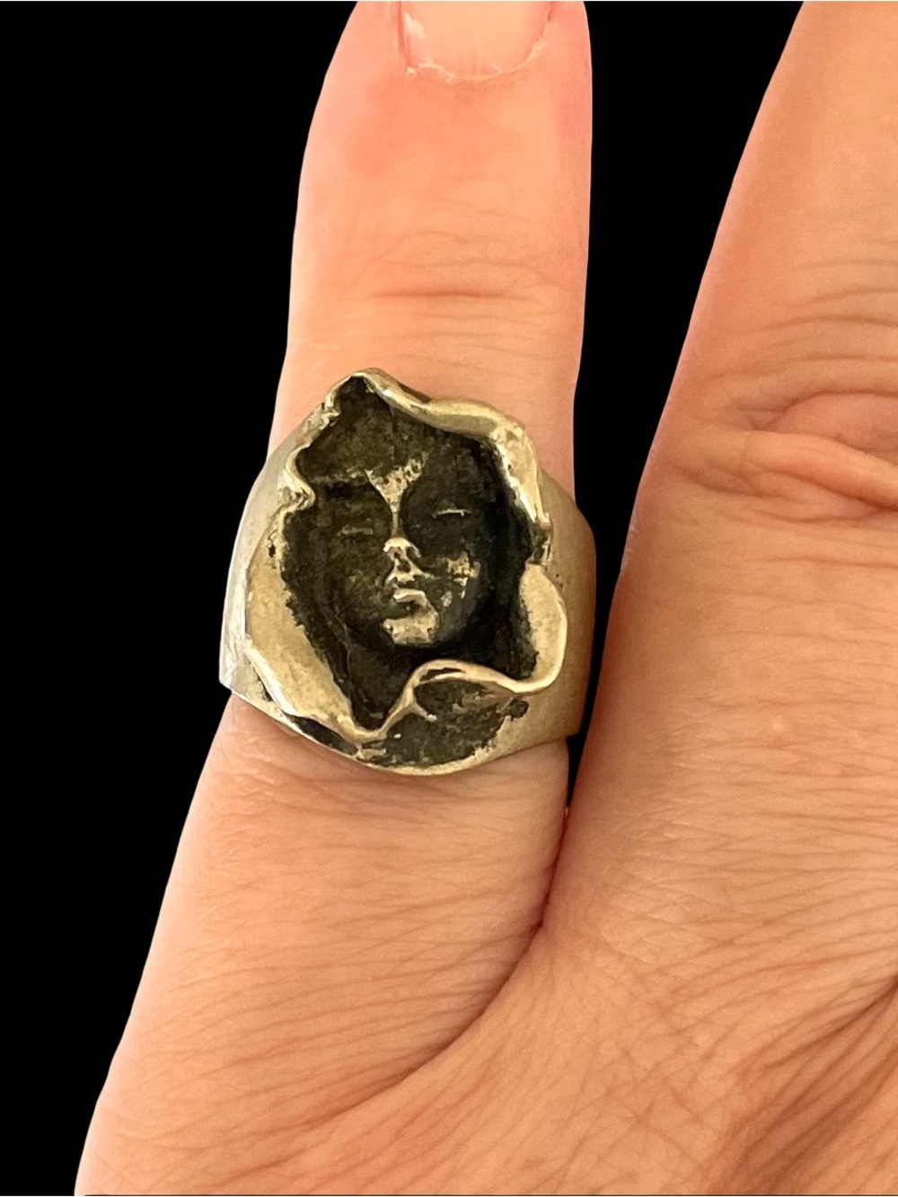 Vintage Brutalist Silver Tone Metal Face Ring Size 5 - Picture 2 of 6